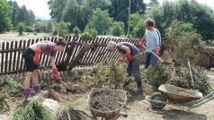 Dobrovolníci odklízejí škody po povodních (ilustr. obr.)