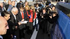 Prezident Václav Klaus a ministr dopravy Vít Bárta (oba vlevo) si prohlížejí mapu nové jihozápadní části Pražského okruhu