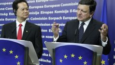 Vietnamský premiér Nguyen Tan Dung a předseda Evropské komise José Manuel Barroso na tiskové konferenci po ekonomických rozhovorech v Bruselu