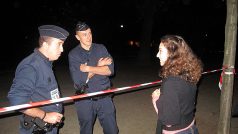 Pařížští policisté rozmlouvají