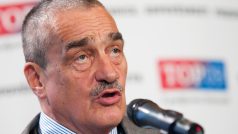 Předseda Karel Schwarzenberg na tiskové konferenci TOP 09 k výsledkům voleb.