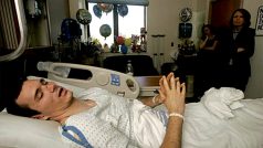Colin Goddard v nemocnici po zásahu střelcem na Virginském polytechnickém institutu v roce 2007