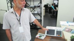 Elektronická urna: na malé klávesnici zadává člen volební komise identifikaci voličů, displej samotné urny pak po vyťukání čísla příslušného kandidáta ukáže jeho jméno, fotografii, a vyzve voliče k potvrzení hlasu. Stisknout bílé tlačítko znamená to samé,