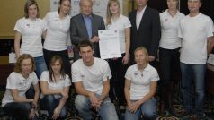 Čeští &#039;stipendisté&#039; spolu s místopředsedou ČOV Františkem Dvořákem a Janem Železným