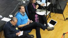 Mluvčí české iniciativy Ne základnám Jan Májíček mezi dalšími mírovými aktivisty