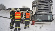 Na silnici I/38 u obce Suchá na Jihlavsku havaroval slovenský kamion vezoucí ocelové traverzy.