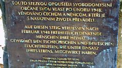 Text na památníku věnovaného šumavským převaděčům