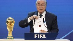 Prezident FIFA Joseph Blatter vytahuje obálku s nápisem Rusko