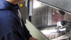 Nový stroj na broušení skla zvládne hravě i to, nad čím by ruční brusiči seděli až několik hodin
