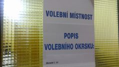 Dveře volebního okrsku, ve kterém došlo dnes k manipulaci.
