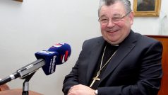 Arcibiskup Dominik Duka natáčí svou glosu pro nedělní Radiožurnál