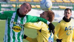 Obránce FK Teplice Antonín Rosa (ve žlutém) odvrací míč před útočníkem Bohemians 1905 Martinem Nešporem v přípravném zápase, ve kterém Severočeši zvítězili 3:1.