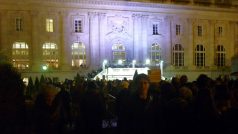 Ani zvláštní otevírací doba v noci nepomohla. Na mnoho zájemců o vstupenky na ojedinělou výstavu Clauda Moneta v pařížském Grand Palais se vůbec nedostalo