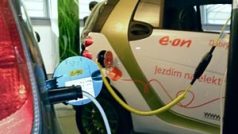 Dobíjení elektromobilu v brněnském obchodním centru