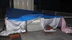 Nefunguje voda ani splachování. Tohle jsou provizorní toalety v zemi, kde i na veřejných záchodcích jsou vyhřívané záchodové mísy