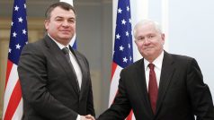 Americký ministr obrany Robert Gates a jeho ruský protějšek Anatolij Serďjukov