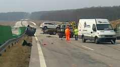 Na dálnici D11 u Dobřenic se srazila čtyři auta