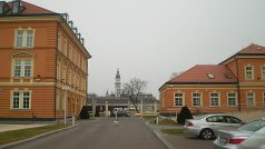 Obnovená křídla bývalých sovětských kasáren, v pozadí věž győrské radnice
