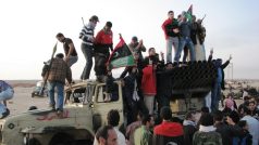 Libyjští povstalci se znovu zmocnili města Adžedábíja
