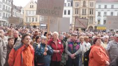 Na demonstraci na podporu libereckého primátora Jana Korytáře se v úterý 5.4. sešlo před radnicí na tisíc lidí