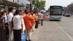 Obyvatelé Pekingu ve frontě na autobus