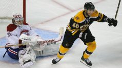 Bostonský David Krejčí se raduje po postupové brance svého týmu do 2. kola play-off, za ním zklamaný brankář Montrealu Carey Price