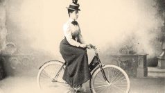 Cyklistika - ženy na kole, ateliérové foto kolem roku 1900