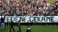 Protest fanoušků Slavie na hrací ploše v Edenu