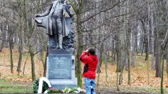 Socha K. H. Máchy na Mostné hoře v Litoměřicích je kopií té na pražském Petříně