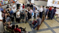 Voliči stojí frontu před volební místností ve španělské Valencii