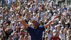 Francouzský tenista Stéphane Robert oslavuje na Roland Garros senzační vítězství nad Tomášem Berdychem
