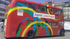 Na hry láká i nefalšovaný londýnský doubledecker