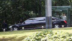 Limuzína s  Kim Čong-ilem projíždí kolem stanoviště čínských policistů