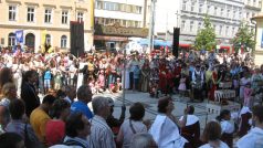 Královský průvod - na pražském Smíchově se přišly podívat na krále stovky lidí