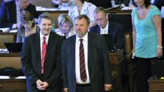 Poslanci KSČM Stanislav Grospič a Pavel Kováčik na jednání Poslanecké sněmovny