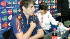 Mistr světa 2010 Javi Martínez, v pozadí trenér Španělů Luis Milla