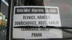 Informační cedule na autobusu nahrazujícím vlakový spoj z Řevnic do Prahy