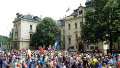 Stávka. Pochod odborářů Prahou. Poslední zastávka – Úřad vlády.