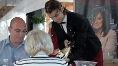 Soutěžící museli předvést i klasické servírování sektu