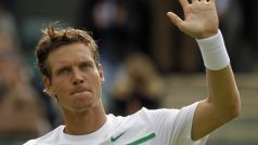 Tomáš Berdych děkuje divákům po vyhraném zápase druhého kola Wimbledonu