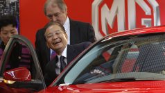 Čínský premiér Wen Ťia Pao při návštěvě automobilky MG.