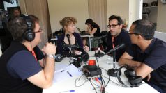 46. filmový festival Karlovy Vary, hosté ve studiu zleva scénarista Erer Kav-El a režisér Joseph Madmony.