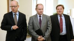 Zástupci ČSSD Bohuslav Sobotka, Michal Hašek (uprostřed) a Zdeněk Škromach (vpravo)
