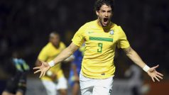 Alexandre Pato slaví jednu ze svých dvou branek do sítě Ekvádoru