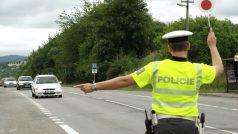 Policista vybírá auto ke kontrole