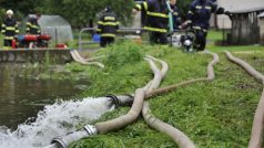 Po opadnutí hladin řek přijde na řadu odčerpávání vody. Hasiči ve Višňové