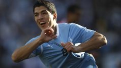 Uruguayský Luis Suaréz slaví úvodní gól finále Copy Amériky proti Paraguayi