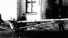 Josef Kábele se svým &quot;šlapoletem&quot;, letadlem poháněným lidskou silou, 1934