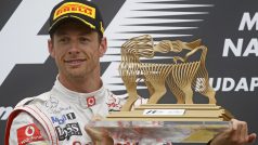 Jenson Button z McLarenu s trofejí pro vítěze GP Maďarska formule 1.JPG