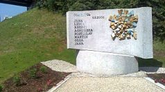 Památník obětem ve Studénce váží 10 tun